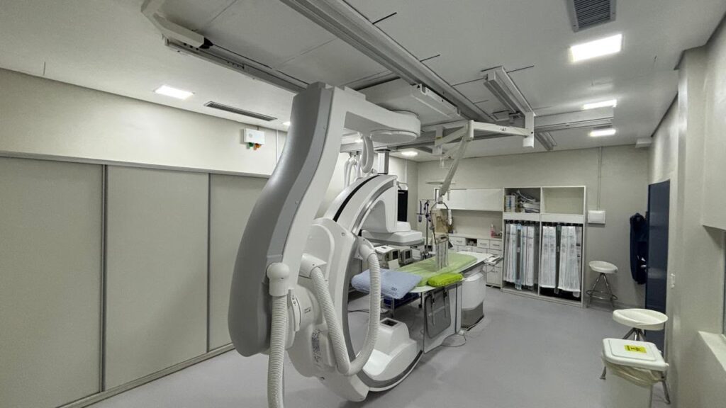Equipamento próprio para procedimentos cardíacos no Hospital Municipal