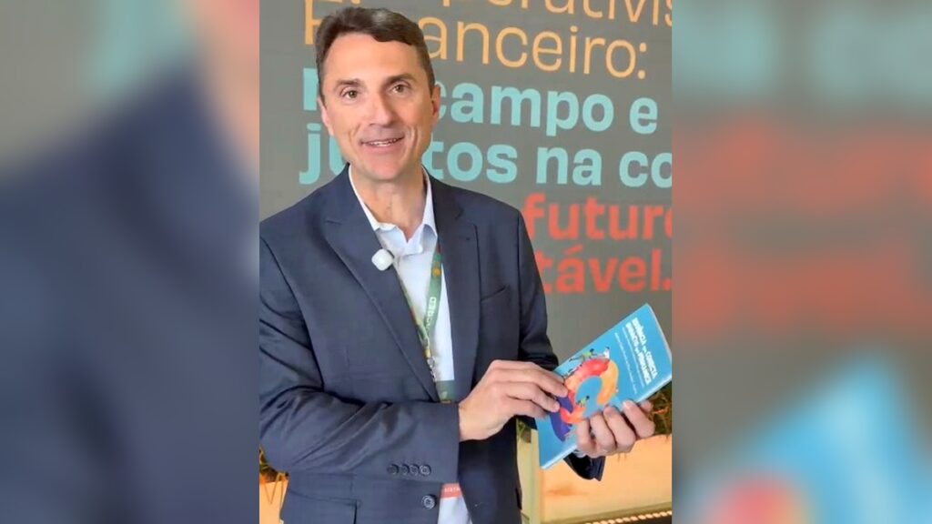 Livro sobre cooperativismo lançado no 16º Concred - Foto: Divulgação