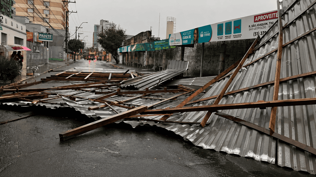 Temporal causa estragos, bloqueia ruas e suspende aulas em São Leopoldo Temporal em São Leopoldo causa estragos e bloqueia ruas