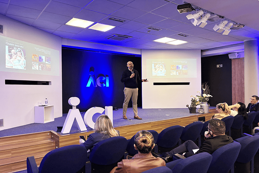 Conhecer o consumidor vale mais que dominar o algoritmo, diz estrategista de marketing Ivan de Paiva durante palestra sobre comportamento do consumidor na ACI - Foto: ACI NH/Divulgação