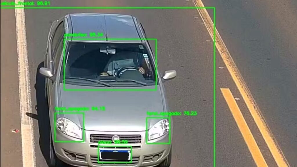 Câmeras com inteligência artificial vão fiscalizar motoristas na BR-116 no Vale do Sinos Câmeras com inteligência artificial identificam condutor sem cinto e com uma mão ao volante — Foto: EPR Triângulo/Divulgação