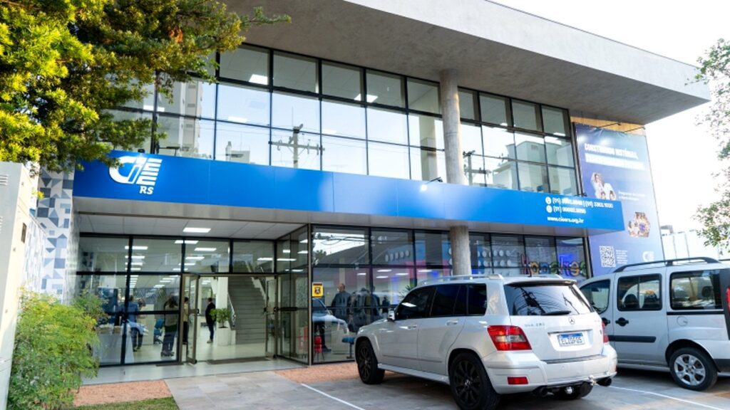 Estudante consulta vagas de estágio no Vale do Sinos - Rodrigo Farias/Divulgação/JC