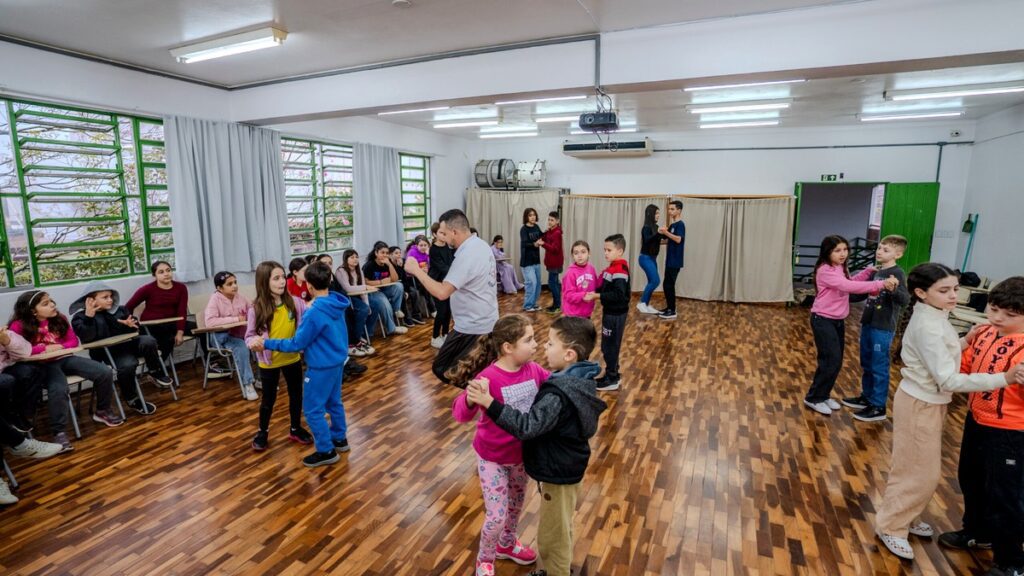 Quase 700 alunos aprendem danças gaúchas no contraturno escolar em Sapiranga dancas gauchas sapiranga wordpress 1200x675 1