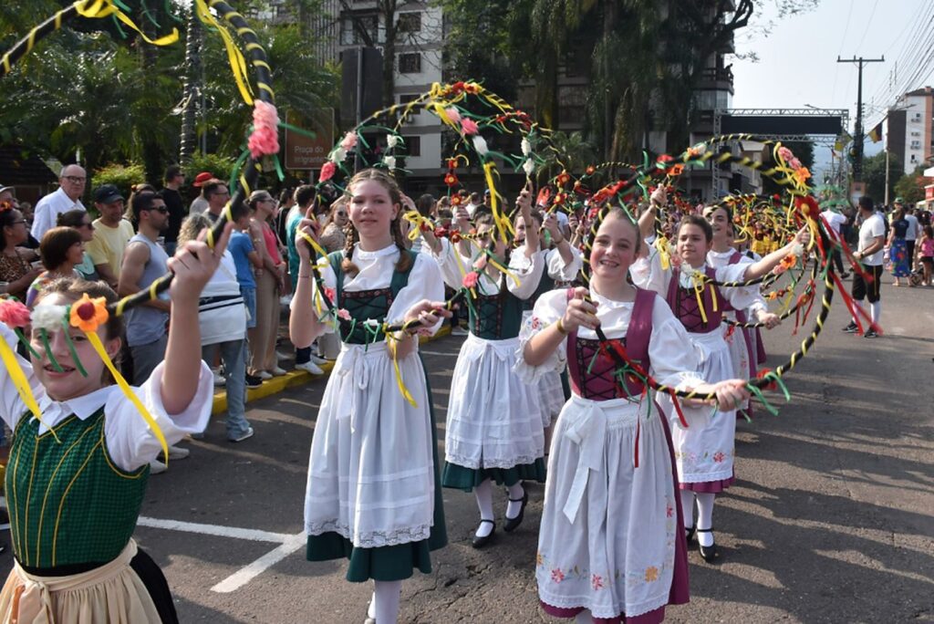 197º Kerb de São Miguel começa nesta sexta-feira em Dois Irmãos 3 Desfile Temático do 197º Kerb de São Miguel