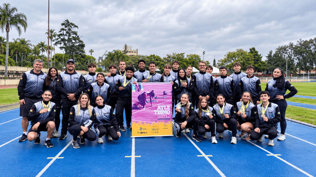 Atletismo da IENH é vice-campeão no Estadual Sub-20 equipe de atletismo jovem com medalhas