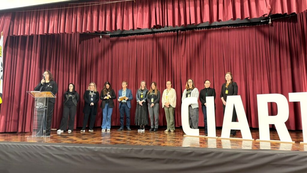 Feira de Ciências da IENH chega à 50ª edição com 131 pesquisas de estudantes Estudantes durante a Feira de Ciências da IENH - Foto: IENH / Divulgação