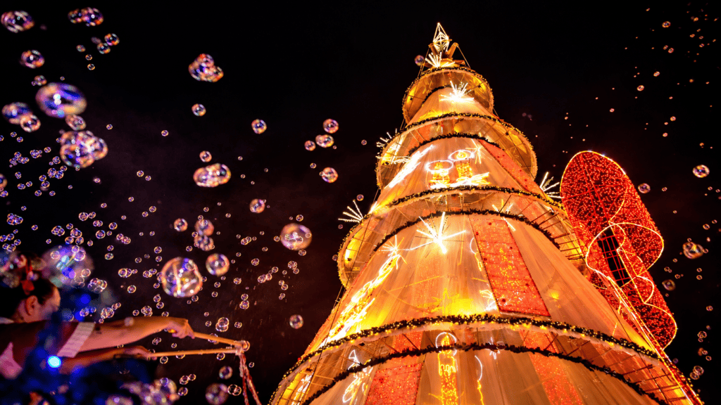 Natal dos Anjos 2026 começa em 19 de novembro em Dois Irmãos Árvore dourada iluminada no Natal dos Anjos, em Dois Irmãos