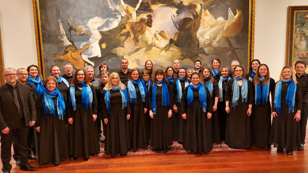 Integrantes do Madrigal Presto posam diante de uma pintura monumental