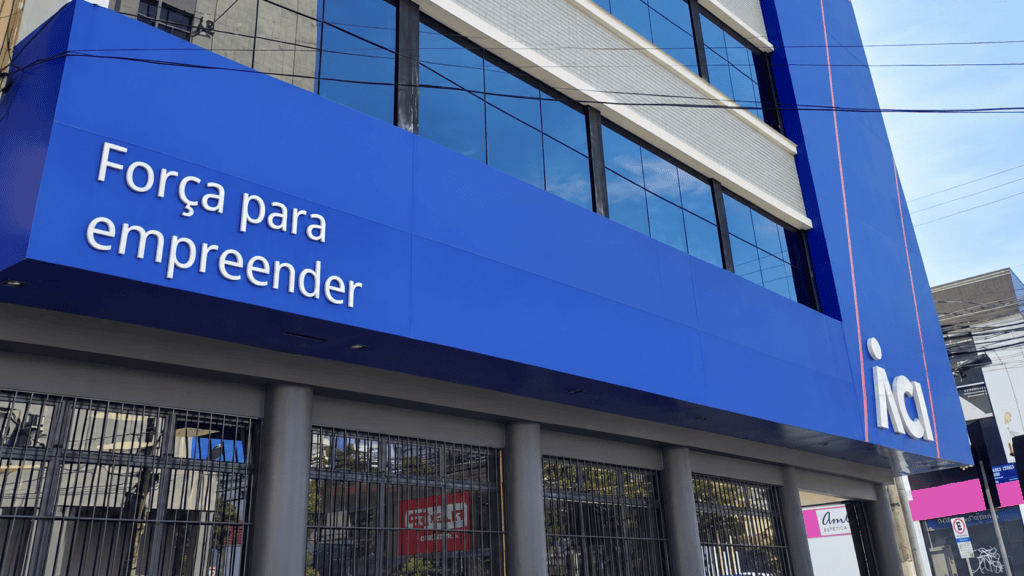 ACI celebra 106 anos com empresas associadas em 45 municípios Fachada da ACI com slogan 2 1