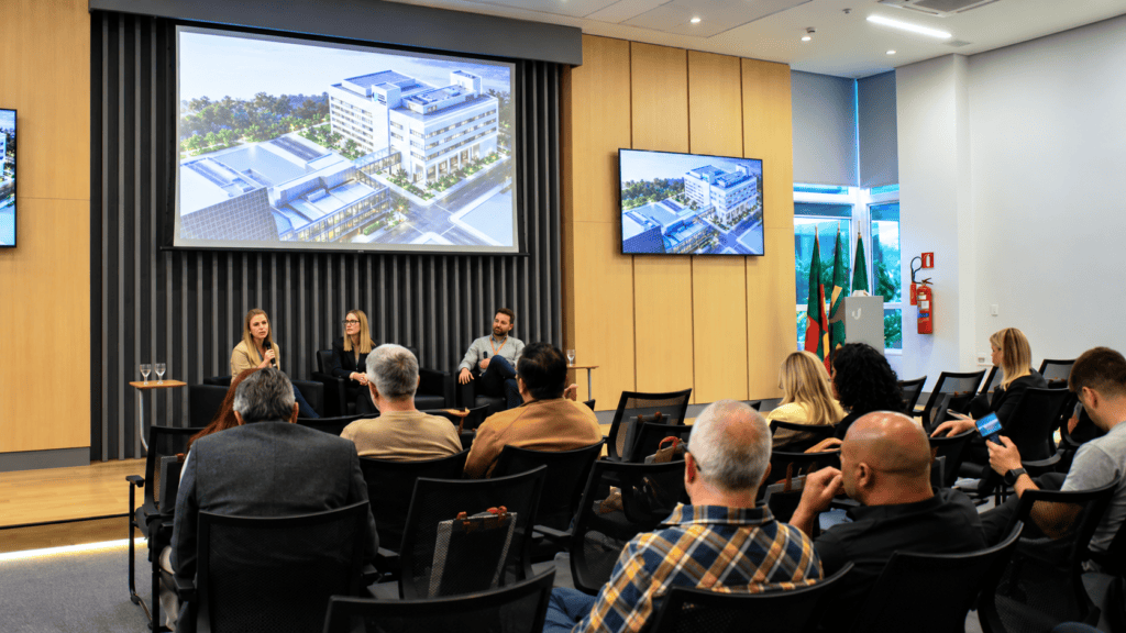 Unimed apresenta projeto de nova torre hospitalar com 20 leitos de UTI em São Leopoldo 1 Tela com projeção da nova torre hospitalar da Unimed Vale do Sinos durante a apresentação