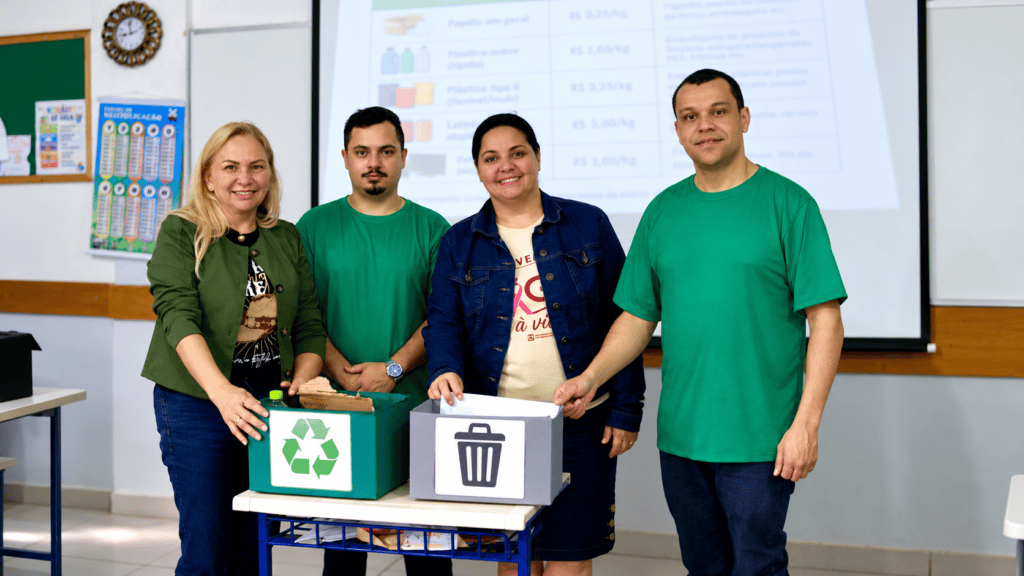 Projeto em Portão troca materiais recicláveis por créditos para estudantes Representantes do projeto Escola Sustentável apresentam recipientes para separação de resíduos em Portão