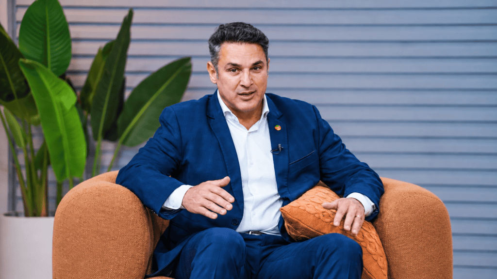 Luciano Zucco sentado em uma poltrona durante entrevista
