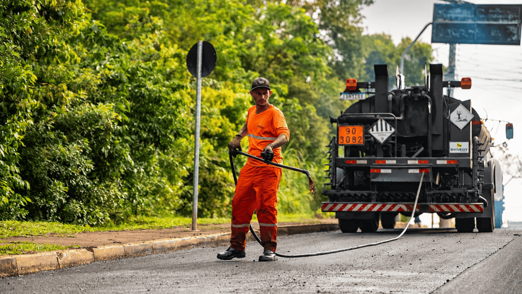 Coronel Travassos tem trecho bloqueado até quarta-feira em Novo Hamburgo Obra viaria com trabalhador e caminhao 1