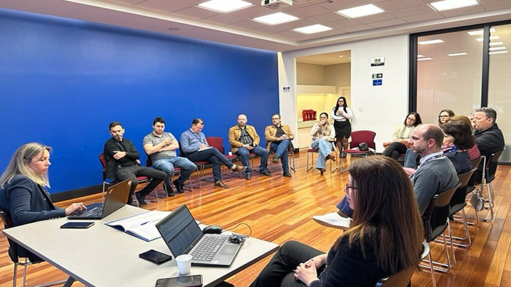 Reunião entre representantes da ACI, de imobiliárias e da RGE no Espaço Conexão ACI