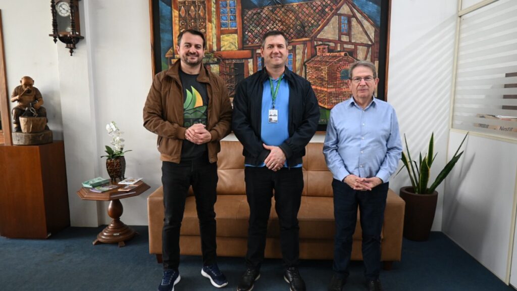 Dois Irmãos anuncia Adilson Dillenburg como novo secretário de Educação Adilson Reis Dillenburg ao lado de representantes da Prefeitura de Dois Irmãos