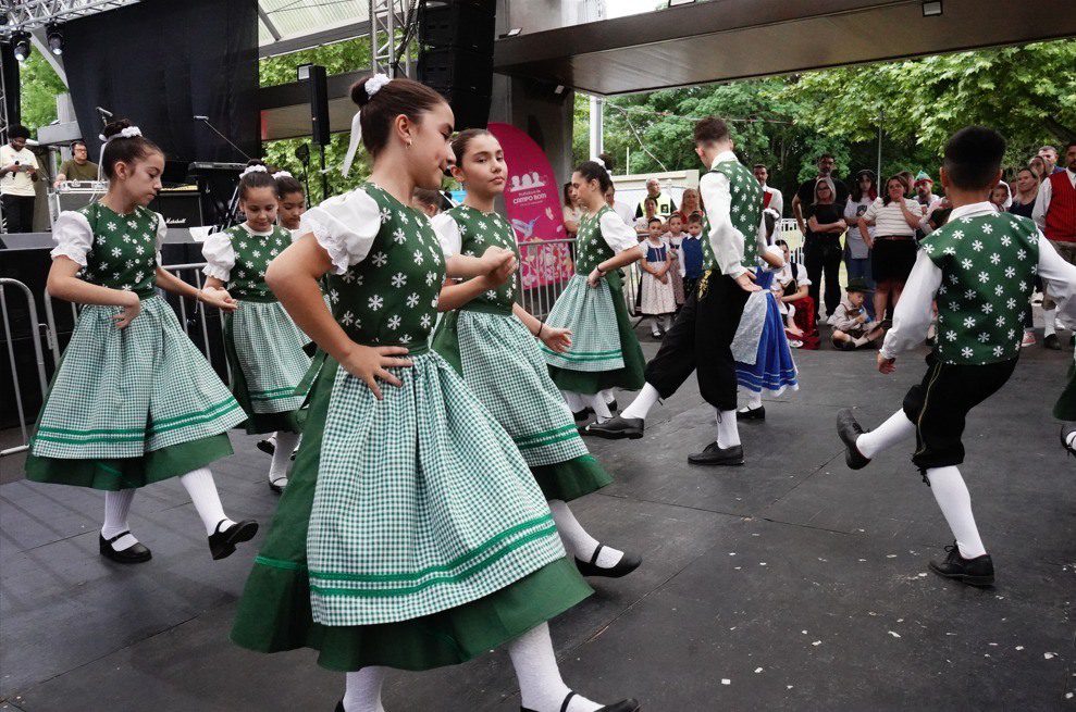 Biergarten Fest tem entrada gratuita e shows neste fim de semana em Campo Bom 1 Dançarinos com trajes típicos alemães se apresentam no Biergarten Fest