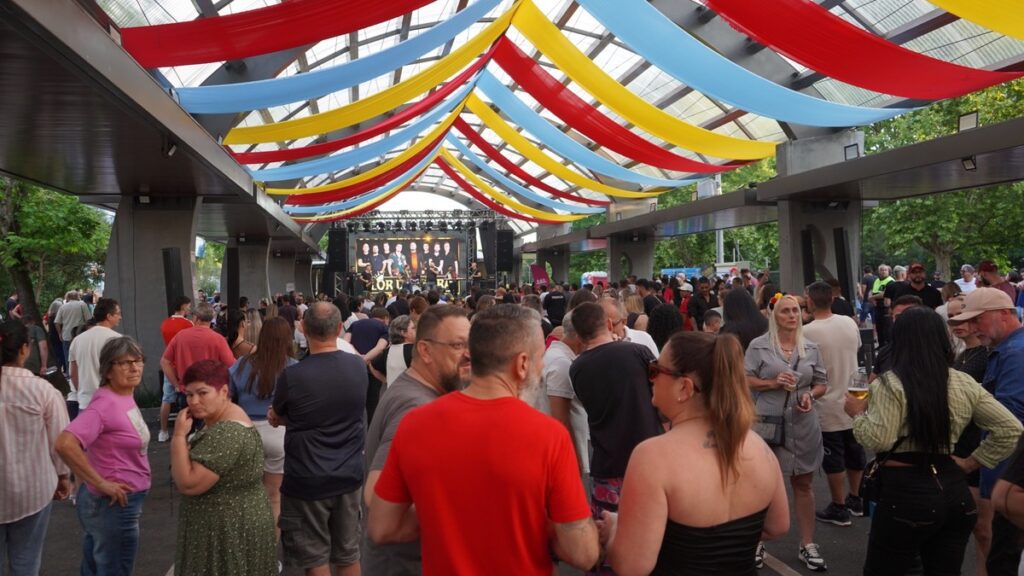 Biergarten Fest tem entrada gratuita e shows neste fim de semana em Campo Bom Público no Biergarten Fest sob faixas coloridas na Rua Coberta de Campo Bom