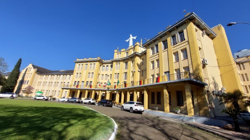 CECREI recebe visitantes para missa, almoço e passeio pelos jardins neste domingo Fachada do CECREI, Centro de Espiritualidade Cristo Rei, em São Leopoldo.