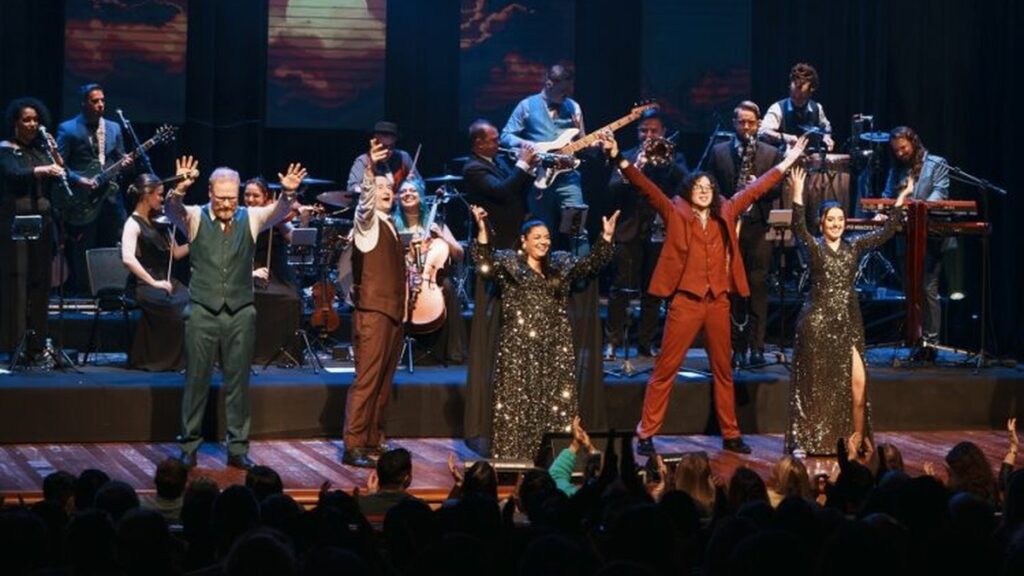 Celebration Band celebra 10 anos com espetáculo em Novo Hamburgo Cantores e músicos da Celebration Band durante apresentação no palco