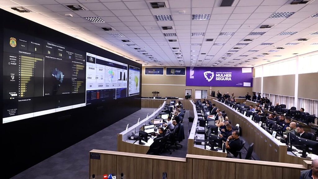 Segundo turno registra ocorrências eleitorais em 12 estados nas primeiras horas de votação Equipes reunidas diante de painéis no Centro Integrado de Comando e Controle Nacional para acompanhar ocorrências eleitorais