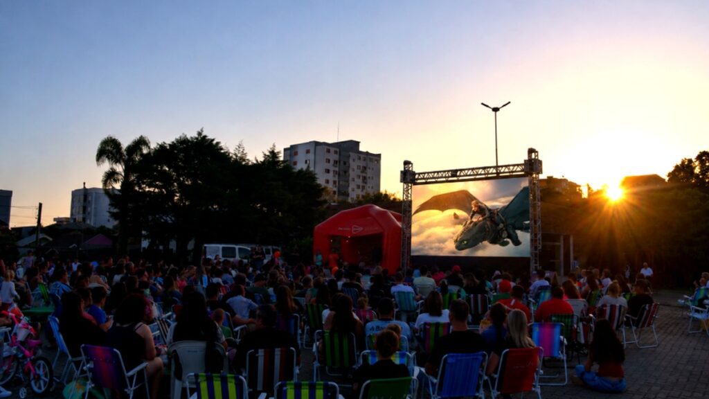 Público acompanha sessão de cinema ao ar livre no Cine União