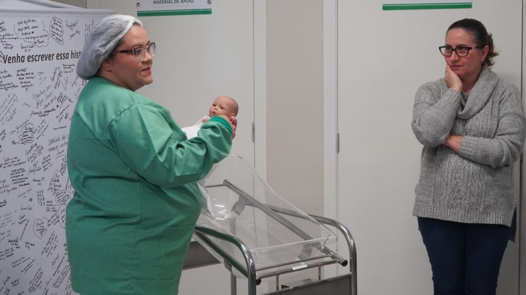 Campo Bom abre inscrições para curso de gestantes Profissional de saúde durante atividade de orientação do curso de gestantes A Chegada do Bebê, em Campo Bom.