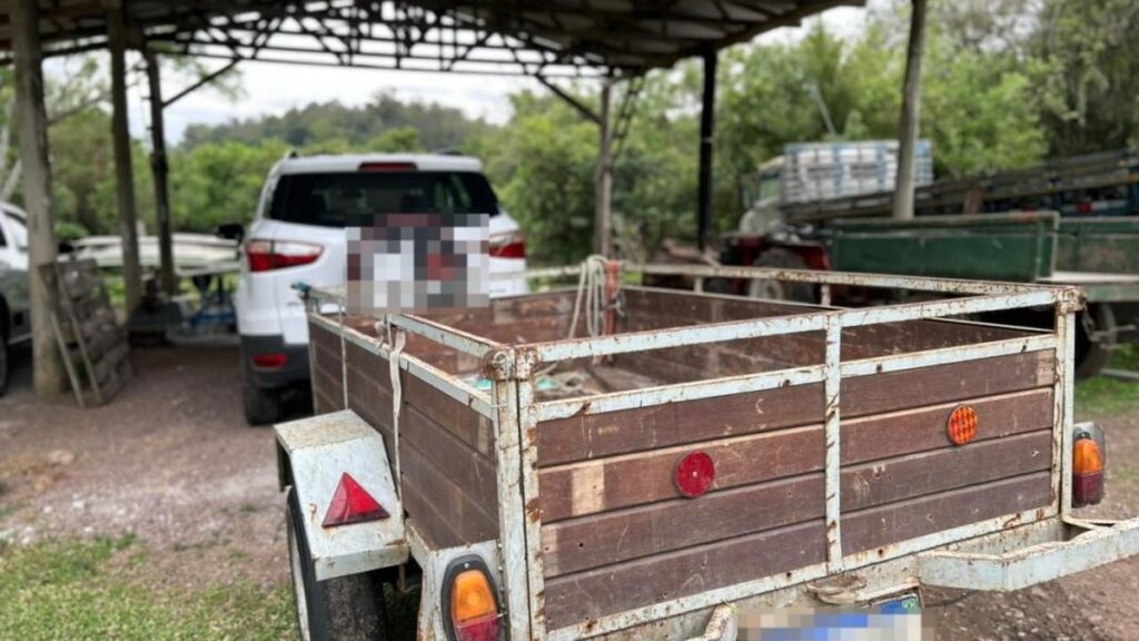 Fiscalização apreende veículo por descarte irregular de resíduos em Novo Hamburgo Veículo branco e reboque apreendidos por descarte irregular de resíduos em Novo Hamburgo