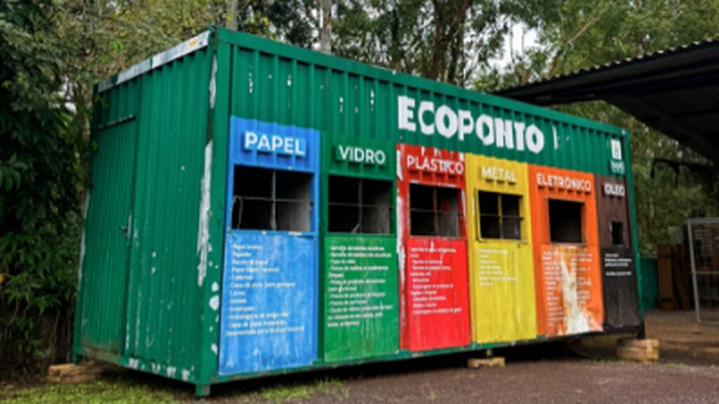 Ecoponto de Ivoti com compartimentos coloridos identificados para diferentes resíduos