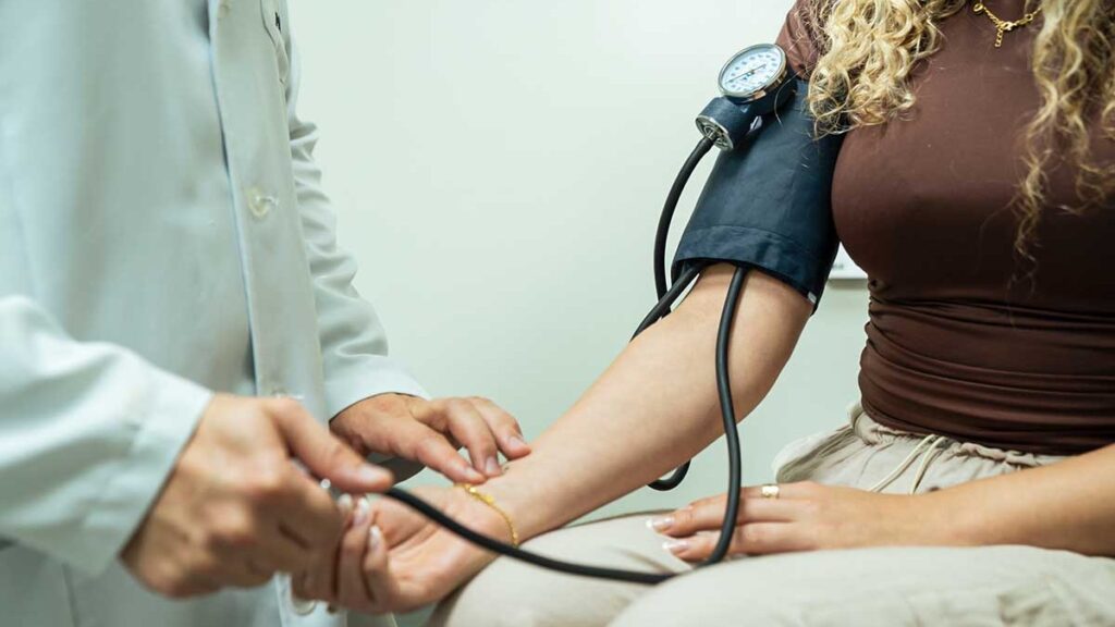 Feevale prorroga inscrições para processo seletivo de Medicina Atendimento de saúde com aferição da pressão arterial, relacionado ao curso de Medicina da Feevale