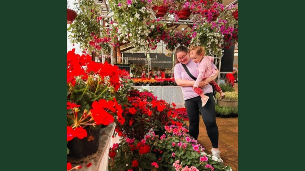 Feira das Flores de Ivoti oferece oficinas de jardinagem, arte floral e pintura Visitantes entre vasos de flores na Feira das Flores de Ivoti.