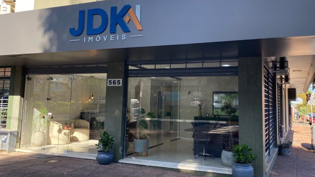 Fachada da JDK Imóveis, local da festa de rua no Centro de Novo Hamburgo.