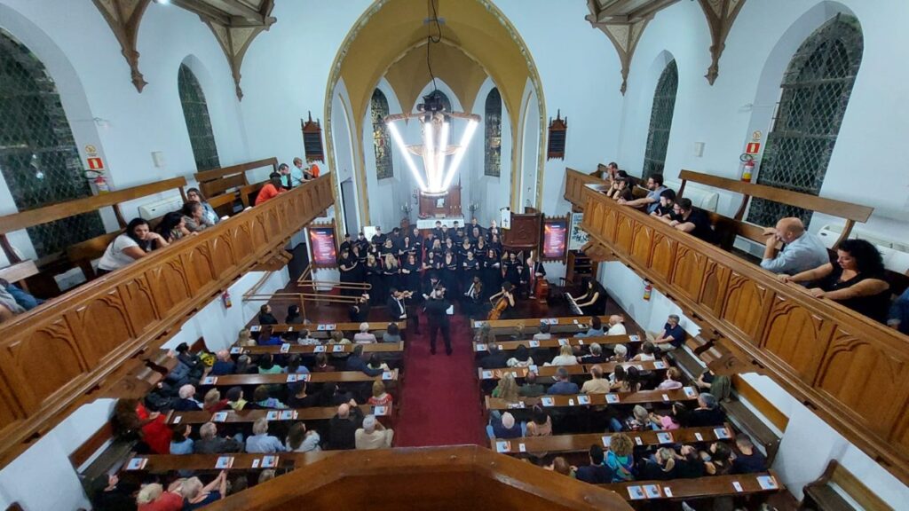 Festival de Coros tem entrada gratuita nesta sexta-feira em São Leopoldo 1 Coral se apresenta no interior da Igreja de Cristo, com público nos bancos e nas galerias