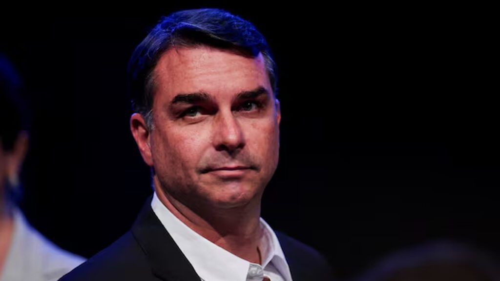 Flávio Bolsonaro deixa o Brasil rumo aos EUA, dizem fontes ouvidas pela Reuters Senador Flávio Bolsonaro em retrato com fundo escuro