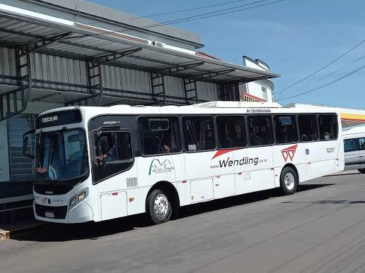 Dois Irmãos terá passe livre no transporte coletivo no segundo turno Ônibus branco da empresa Wendling estacionado em frente a uma garagem