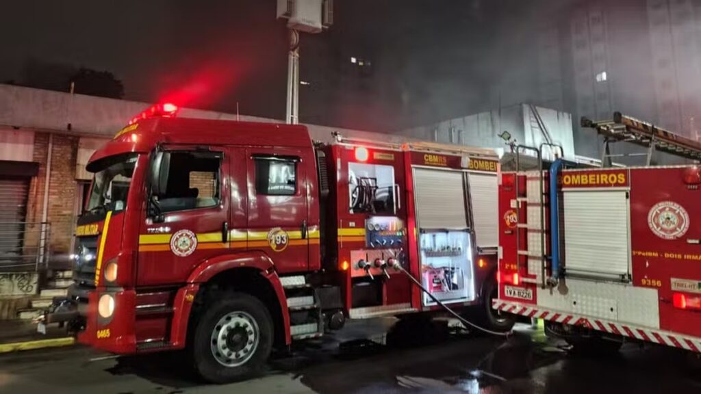 Incêndio destrói atacado e atinge comércios no Centro de São Leopoldo Caminhão do Corpo de Bombeiros no atendimento ao incêndio que atingiu o Atacado 25 em São Leopoldo