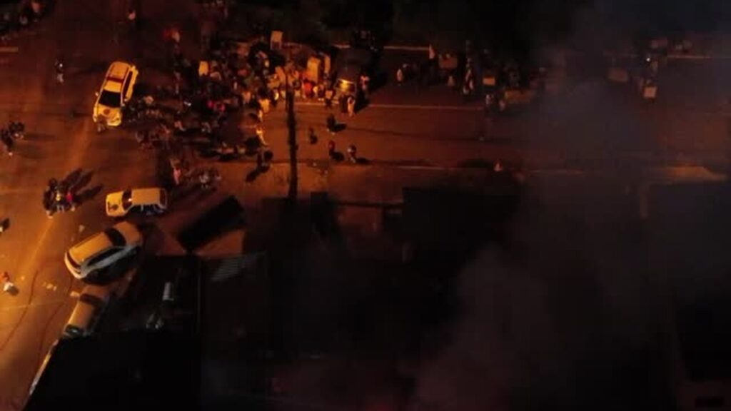 Incêndio em oficina atinge mais de dez carros em Novo Hamburgo; veja vídeos Vista aérea noturna do incêndio em oficina mecânica no bairro Canudos, em Novo Hamburgo