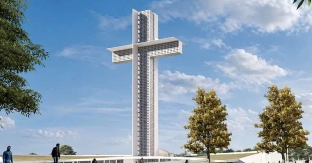 Cruz de 102 metros no RS tem projeto de R$ 30 milhões com recursos públicos Projeção arquitetônica da Cruz Monumental prevista para Cruz Alta, com árvores ao redor