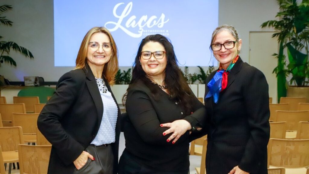 São Leopoldo recebe palestra gratuita sobre comunicação e networking 1 Elaine Coelho, Kétlin Pacheco e Elizabeth Renz, idealizadoras do Laços Networking & Conhecimento.