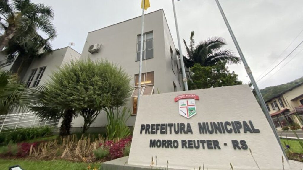 Morro Reuter está entre cinco cidades com nota máxima em transparência no Prêmio Band Fachada da Prefeitura Municipal de Morro Reuter, com árvores e placa de identificação.