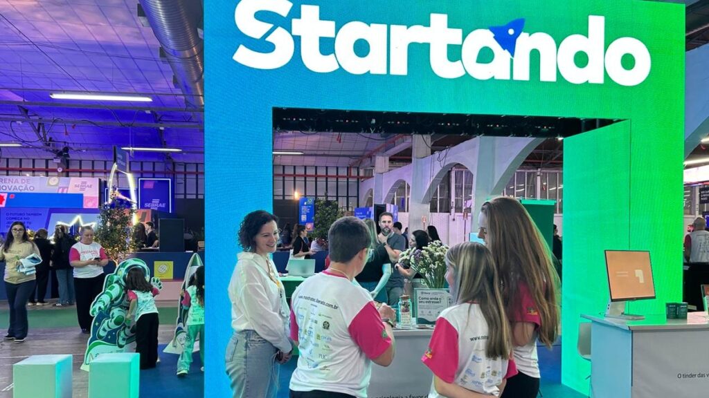 Startups apresentam soluções para educação e emprego na Mostratec 2026 Visitantes no espaço Startando do Sebrae RS durante a Mostratec 2026