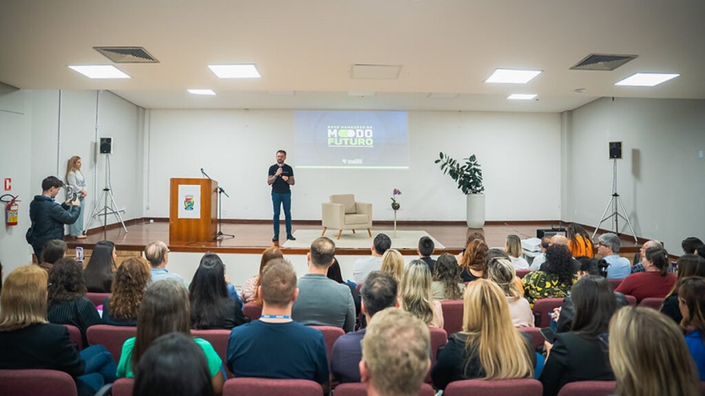 Novo Hamburgo prevê R$ 10 milhões em tecnologia para modernizar serviços Público acompanha apresentação do projeto Novo Hamburgo no Modo Futuro em auditório