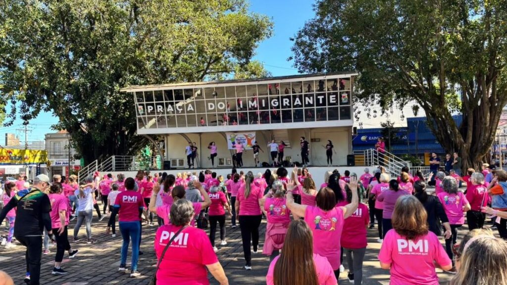 Aulão do PMI reúne participantes em ação do Outubro Rosa em Novo Hamburgo Participantes com roupas rosas fazem exercícios em aulão do Outubro Rosa na Praça do Imigrante