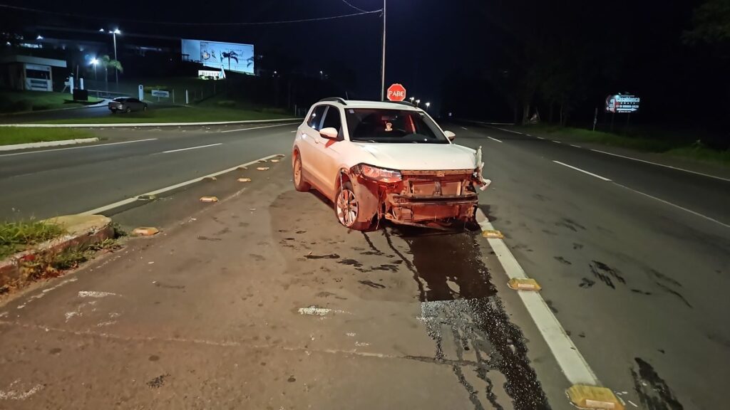 Adolescente de 16 anos pega carro escondido e sofre acidente na RS-239, em Novo Hamburgo 1 Volkswagen T-Cross com a frente danificada após acidente na RS-239