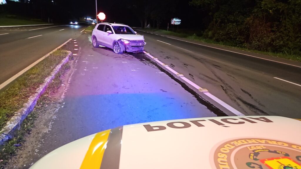 Adolescente de 16 anos pega carro escondido e sofre acidente na RS-239, em Novo Hamburgo Veículo com a frente danificada no canteiro central da RS-239, em Novo Hamburgo
