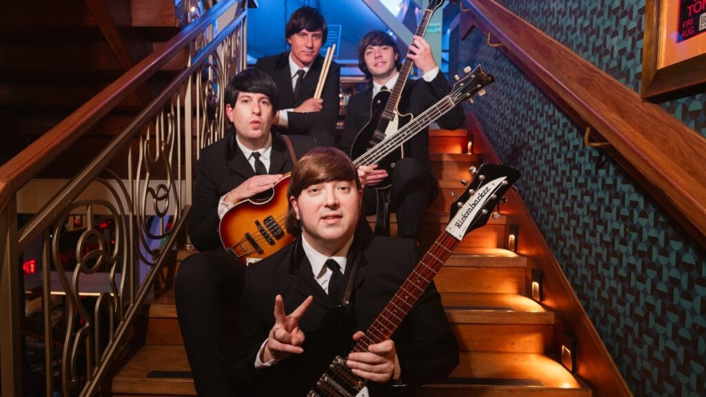 Star Beatles se apresenta neste domingo em Novo Hamburgo Integrantes da Star Beatles posam com instrumentos em uma escadaria