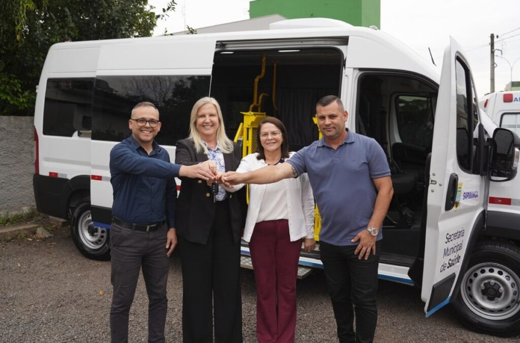 Entrega do veículo para transporte de pacientes, com representantes reunidos em frente ao veículo em Sapiranga