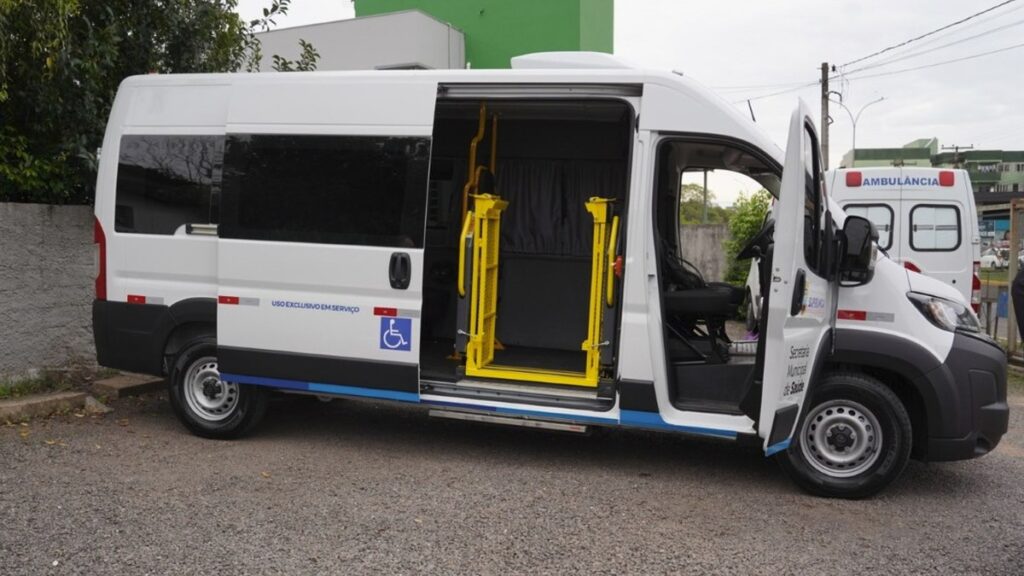 Veículo para transporte de pacientes em Sapiranga com porta aberta e equipamento de acesso para cadeira de rodas