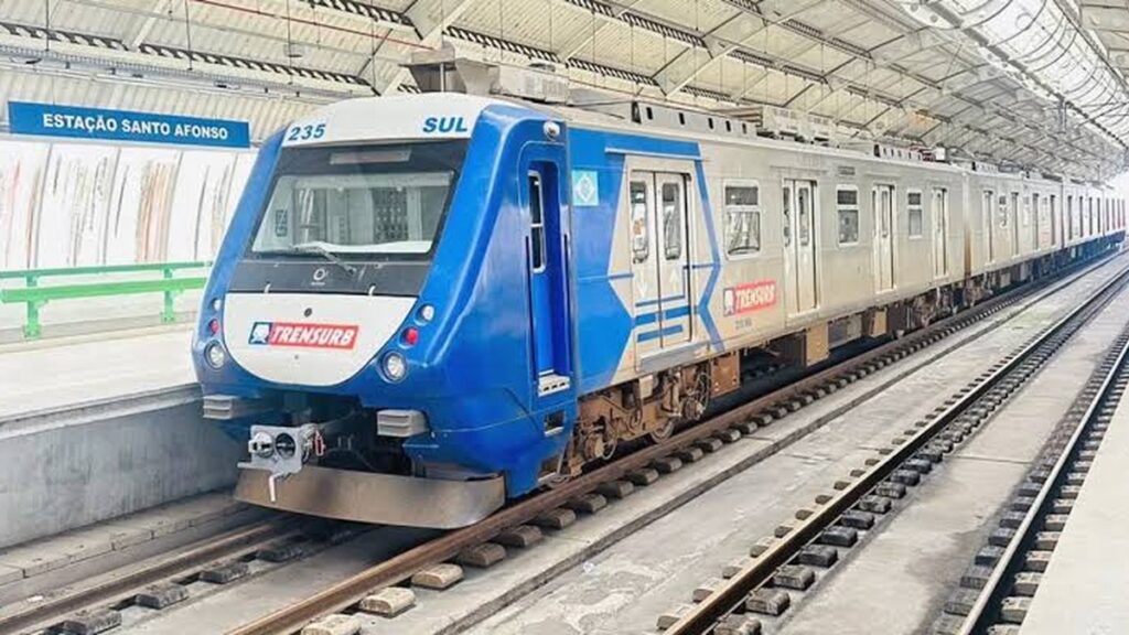 Trem da Trensurb parado junto à plataforma de uma estação.