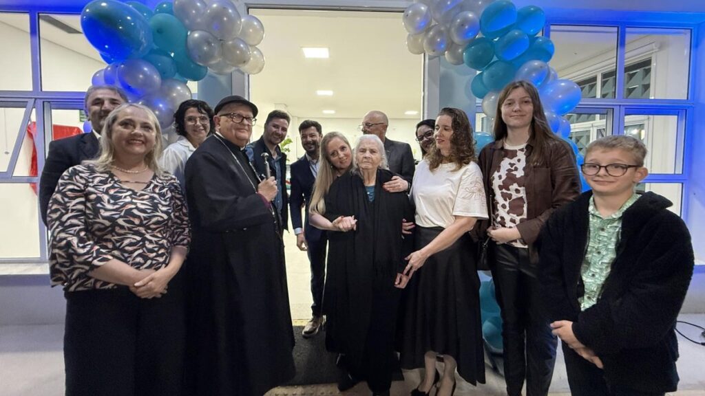 Nova USF do Centro começa a atender em Estância Velha Participantes reunidos na inauguração da nova USF do Centro de Estância Velha.