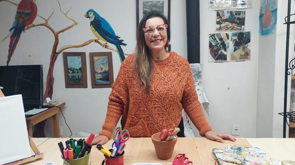Casa B promove oficinas de arte inspiradas em Frida Kahlo e no Día de los Muertos em São Leopoldo Klau Brentano, gestora da Casa B, posa em espaço com materiais e obras de arte
